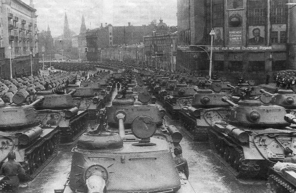 Танки на Тверской в 1945 году Тверская ул.; Тверская ул. дд.4, 7 Военная техника движется к Красной площади на Парад Победы 1945 года. (24 июня 1945 года)