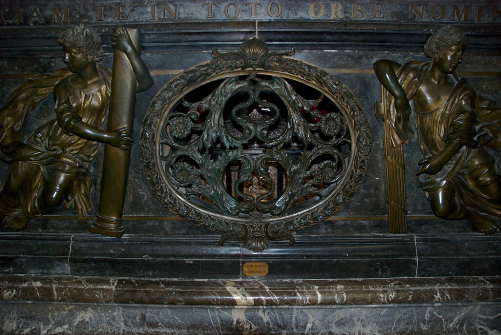 Ковчег с мощами св. Антония в аббатстве Сент-Антуан-л'Аббеи, Франция