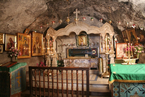 Рака с мощами преподобного Иова Почаевского в пещерной церкви Иова Почаевского