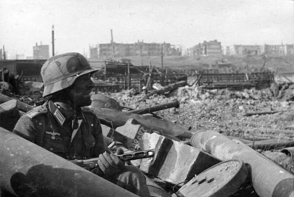 Немецкий солдат с советским ППШ, Сталинград, весна 1942