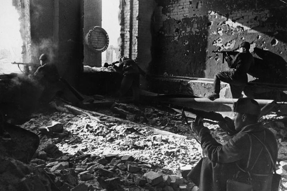 Сталинград в октябре 1942 года, советские солдаты ведут бой на заводе 