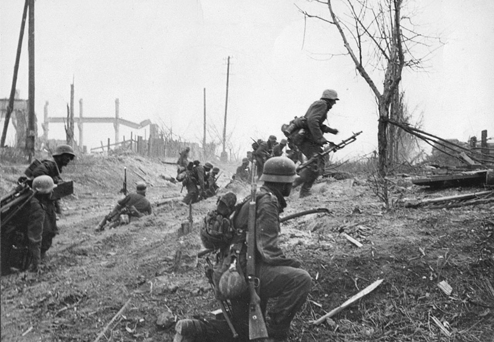 Наступление немецкой пехоты на окраинах Сталинграда, конец 1942 год