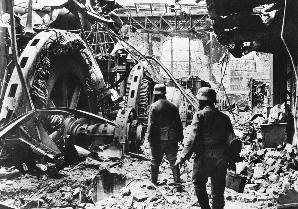 Немецкие войска проходят через разрушенный генераторный зал в промышленном районе Сталинграда, 28 декабря 1942 года