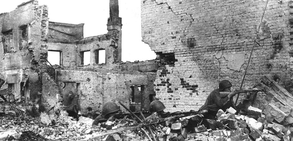 Советские стрелки обстреливают немцев из-за груды обломков во время уличного боя на окраинах Сталинграда, начало 1943 года.