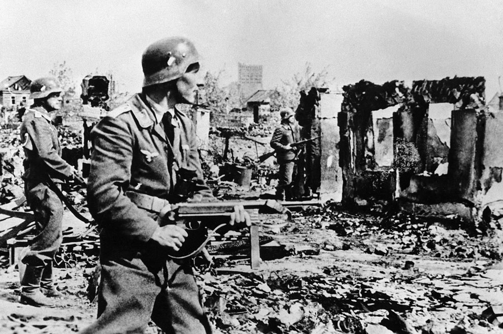 Немецкие войска в разоренном Сталинграде, начало 1943 года